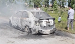 Clip: Xế hộp cháy đen như than khi đang đi trên đường